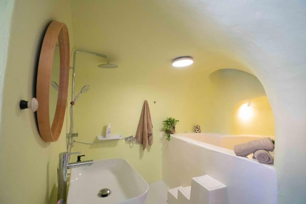 Santorini Oasis- Cave House Villa Firá Buitenkant foto